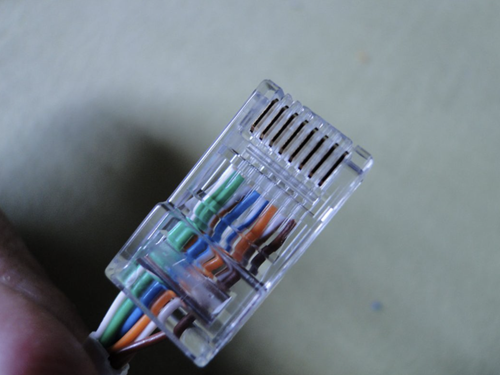 Passo 4 - inserir os fios no conector RJ45