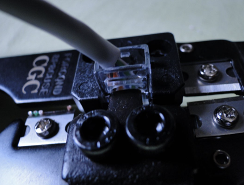Passo 5 - crimpar o conector com o alicate